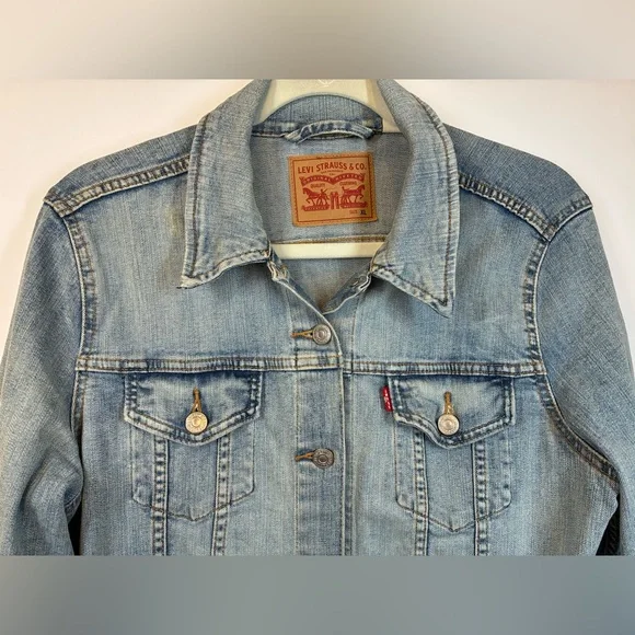 Levi's Light Wash Denim Trucker Jacket Women’s XL Cropped Button Front Classic - Picture 2 of 14